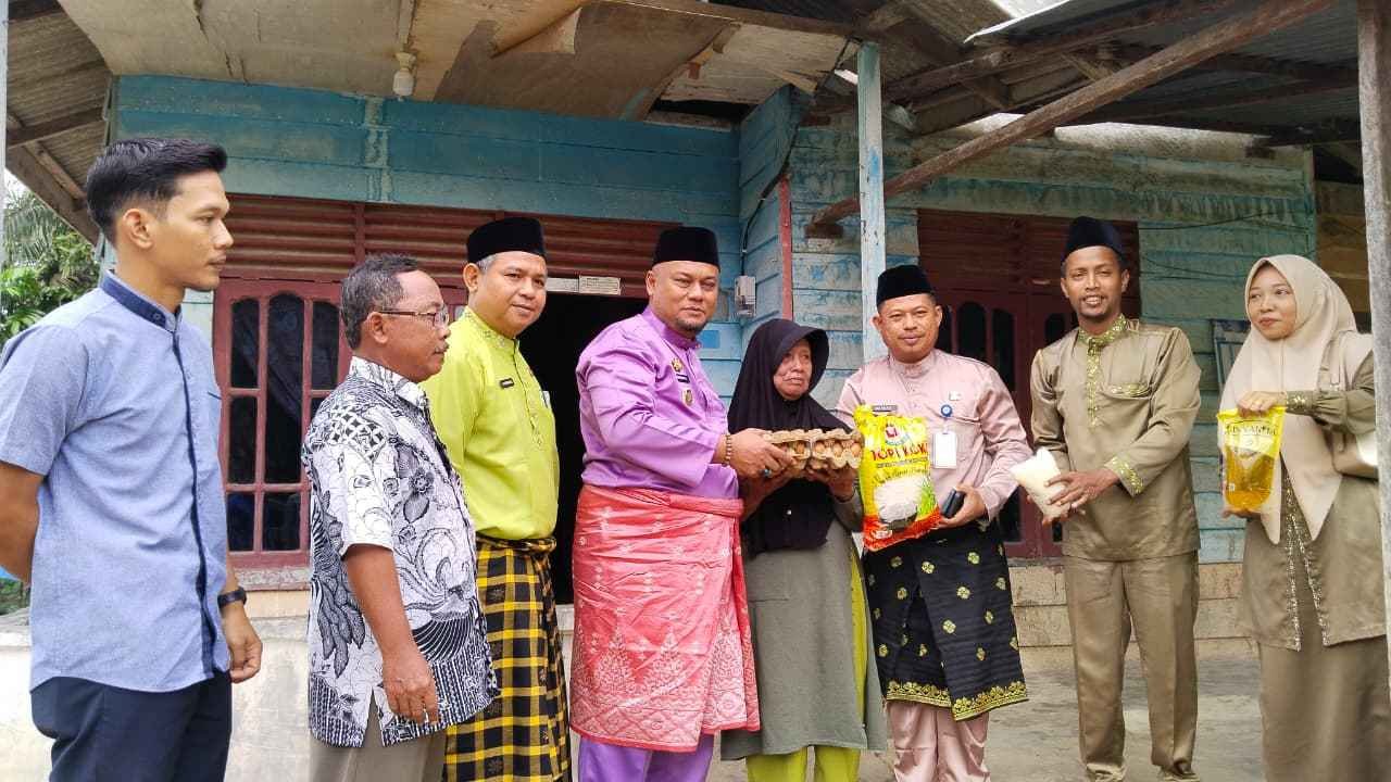 Jumat Bersedekah, Pemkab Siak Sentuh Warga yang Membutuhkan